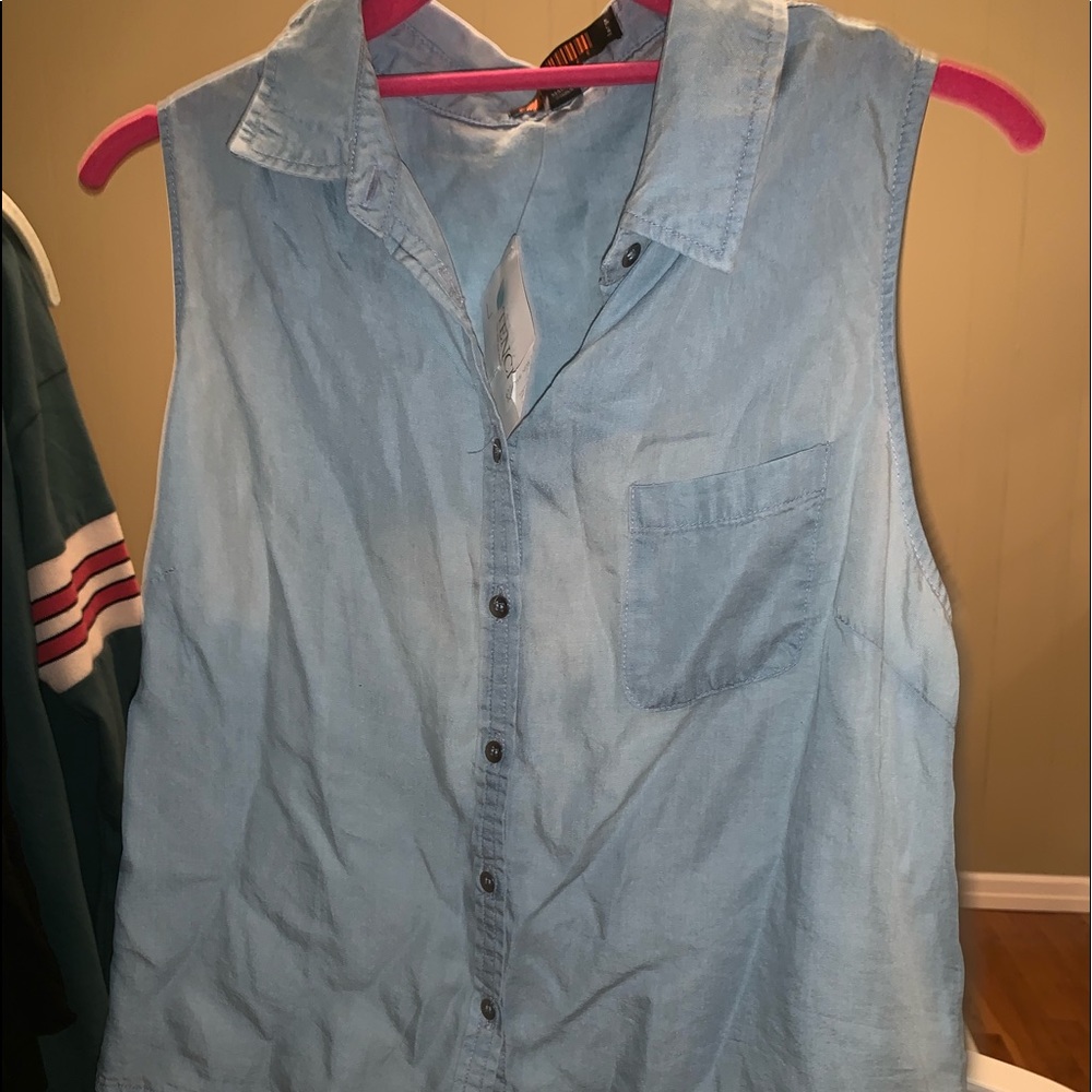 Cute top NEVER WORN WITH TAGS